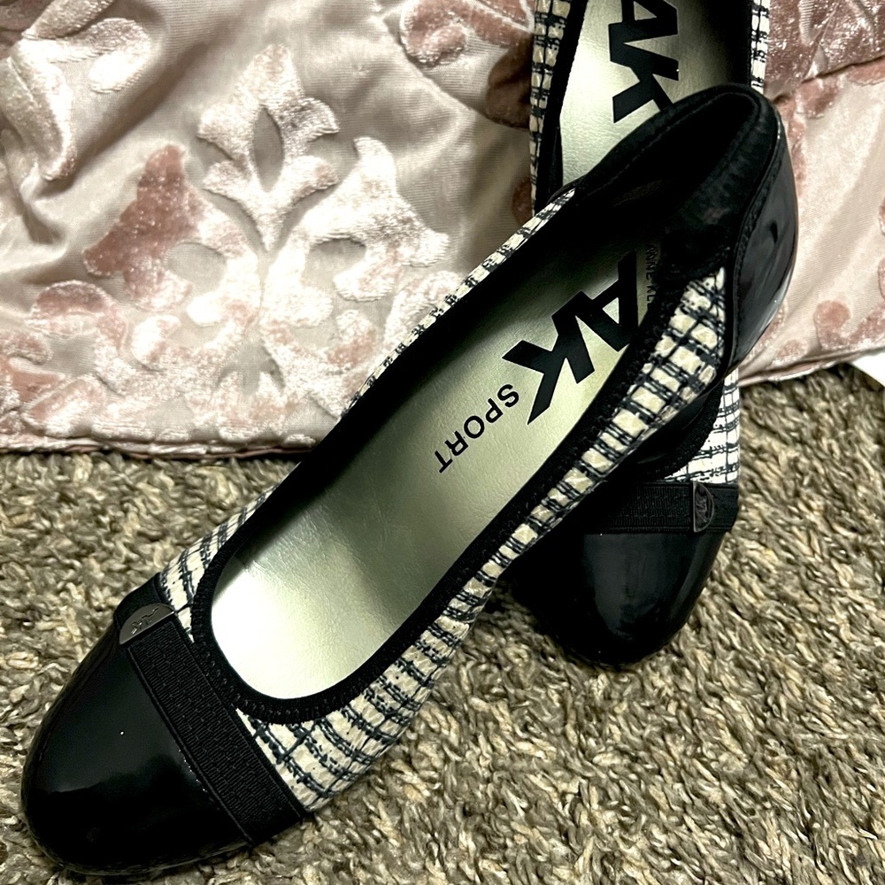 Anne Klein sport black and white pumps